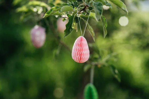 Ovo de Páscoa decorativo pendurado na árvore de floração. Antecedentes. celebração familiar, tradições cristãs. modelo de cartão de saudação feriado. — Fotografia de Stock