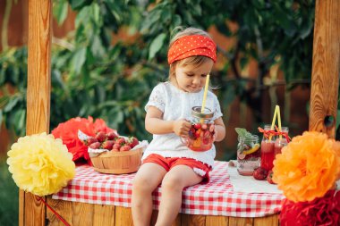 Çilek ve nane infüzyon detoks suyu. kavanozlarda yaz serinletici içecek olarak buz ve nane ile çilek limonata. Meyveli soğuk meşrubat.