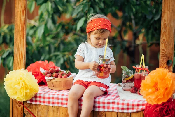 Çilek ve nane infüzyon detoks suyu. kavanozlarda yaz serinletici içecek olarak buz ve nane ile çilek limonata. Meyveli soğuk meşrubat.