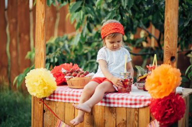 Çilek ve nane infüzyon detoks suyu. kavanozlarda yaz serinletici içecek olarak buz ve nane ile çilek limonata. Meyveli soğuk meşrubat.