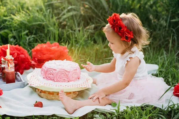 어린 소녀의 두 번째 생일. 축하 장식 근처에 앉아 그녀의 생일 케이크를 먹고 두 살 짜리 소녀. 케이크 스매쉬. — 스톡 사진