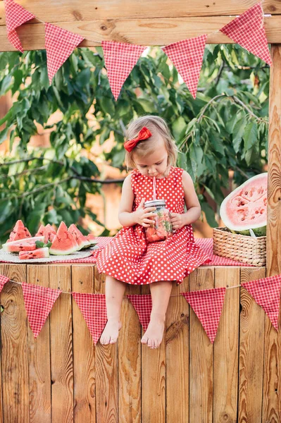 Buzlu karpuz limonata ve nane şekeri kavanozlardaki yaz ferahlatıcı içecek gibi..