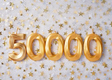 50.000 takipçi kartı. Sosyal ağlar, bloglar için şablon. Şenlikli Arka plan Sosyal medya kutlama afişi.