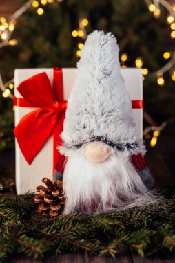Mutlu noeller. Gnome 'lu Noel kompozisyonu ve ahşap arka planda şenlikli dekorasyonlar. Noel ya da yeni yıl tebrik kartı. Noel cücesi geçmişi. Noel sembolü. İyi tatiller..