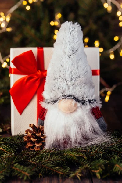 Mutlu noeller. Gnome 'lu Noel kompozisyonu ve ahşap arka planda şenlikli dekorasyonlar. Noel ya da yeni yıl tebrik kartı. Noel cücesi geçmişi. Noel sembolü. İyi tatiller..