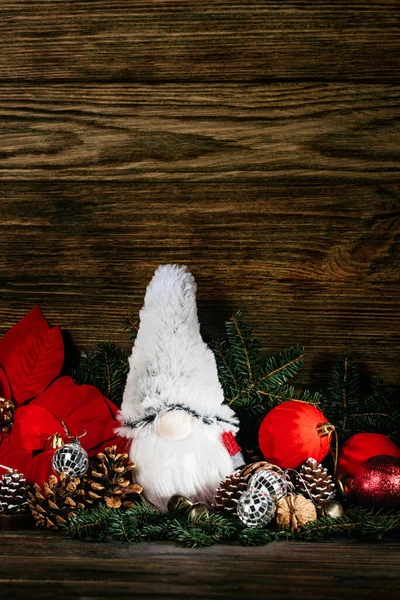 Καλά Χριστούγεννα Χριστουγεννιάτικη Σύνθεση Gnome Και Γιορτινή Διακόσμηση Ξύλινο Φόντο — Φωτογραφία Αρχείου