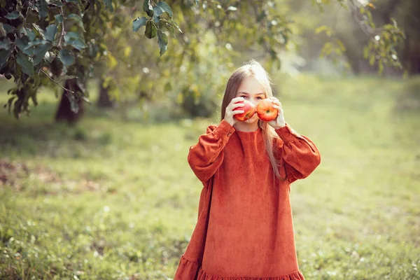 Enfants avec pomme dans le verger. Concept de récolte . — Photo