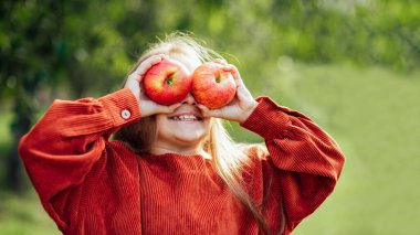 Orchard 'da Elmalı Çocuklar. Hasat Konsepti.