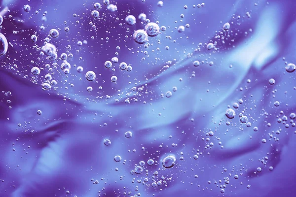 Tutup makro Aloe vera gel latar belakang tekstur kosmetik ungu dengan gelembung. — Stok Foto