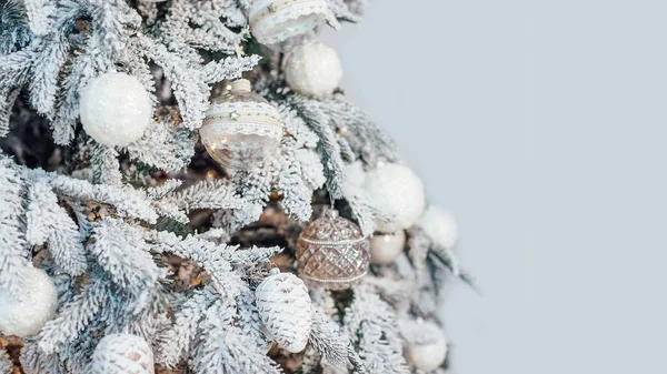 Κλείσιμο Διακοσμημένο χριστουγεννιάτικο δέντρο σε θολή, αφρώδη και νεράιδα φως φόντο. — Φωτογραφία Αρχείου
