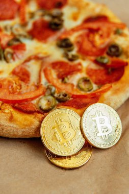 Bitcoin Pizza günü 22 Mayıs. Cryptocommunity tatil. pizza bitcoin ile satın alma kavramı.