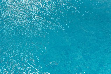 Yüzme havuzunda mavi yırtık su. su yüzeyi arkaplanı.