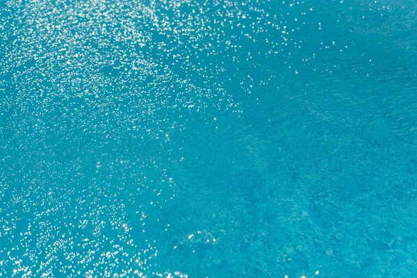 プールで青い波が水を引き裂いた。水面の背景. — ストック写真