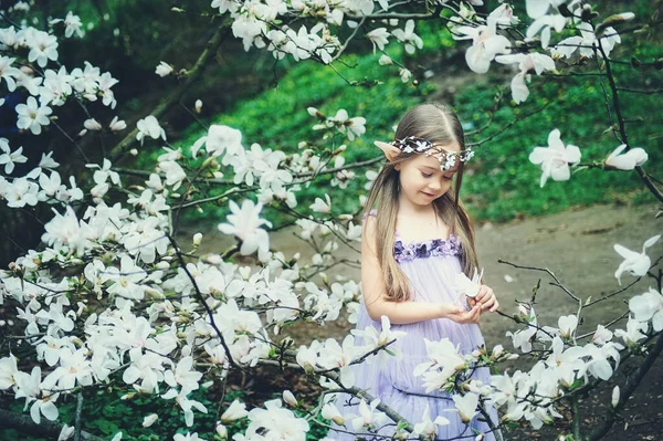 Fille de conte de fées. Portrait d'un enfant elfe mystique. Caractère cosplay . — Photo