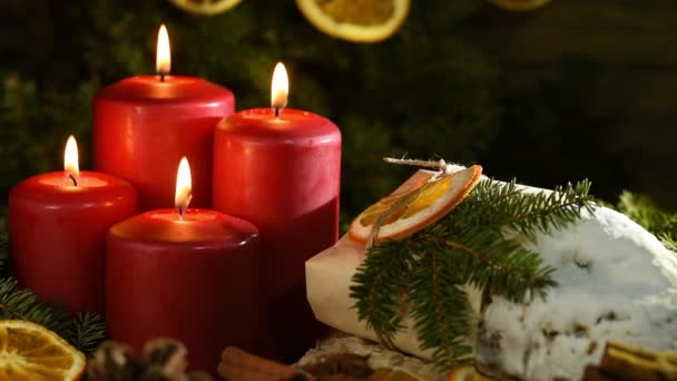 Červené svíčky v adventní věnec dekorace na dřevěném tmavém pozadí — Stock video