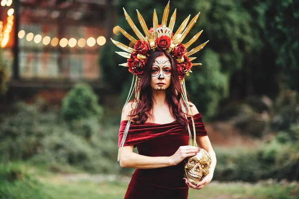 Jonge vrouw met geschilderde schedel op haar gezicht voor Mexicos Day of the Dead. — Stockfoto