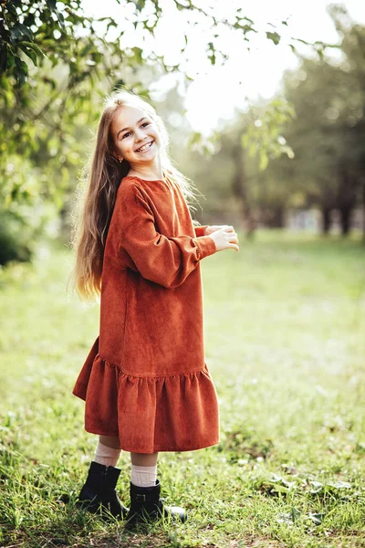 美丽的小女孩的肖像 金发碧眼 脸上带着快乐的表情 自然背景 — 图库照片
