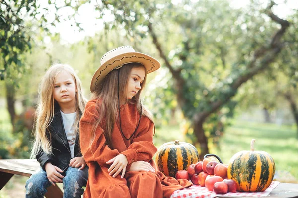 Portrait Enfants Filles Mangeant Des Pommes Rouges Biologiques Plein Air — Photo