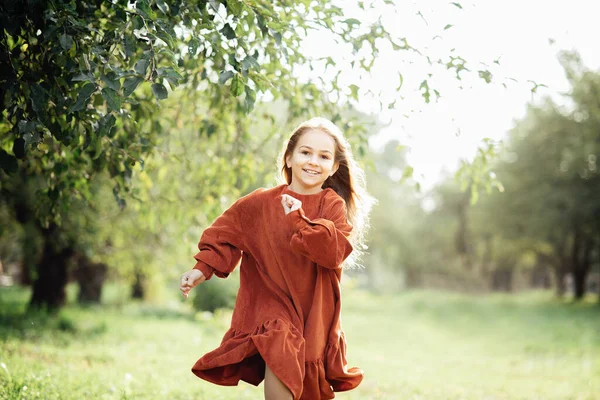 Kind Wervelend Dansen Speelt Weide Meisje Dat Plezier Heeft Natuur — Stockfoto