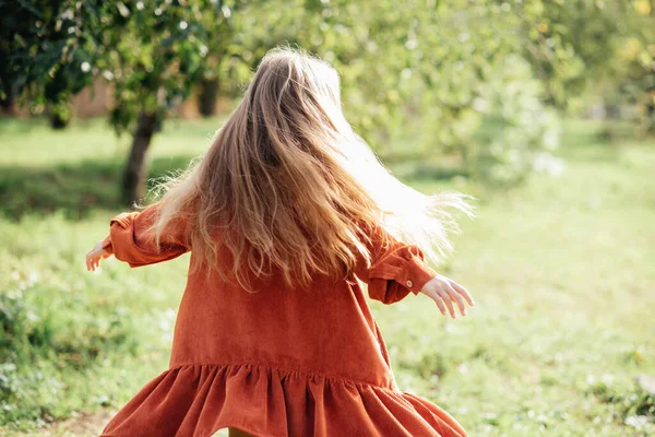 Kind Wervelend Dansen Speelt Weide Meisje Dat Plezier Heeft Natuur — Stockfoto