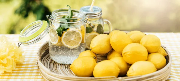 Prato Com Limões Frescos Maduros Limonada Água Salgada Conceito Vitaminas — Fotografia de Stock