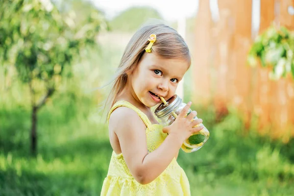 Child Girl Drinkt Natuurlijke Limonade Stand Park Zomer Verfrissende Natuurlijke — Stockfoto