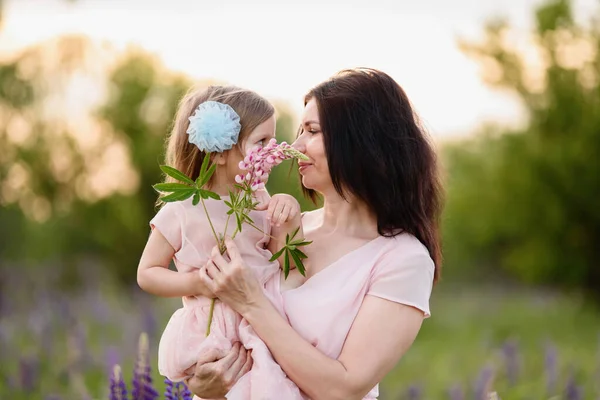 Glückliche Familie Freien Mutter Mittleren Alters Umarmt Ihre Tochter Auf — Stockfoto