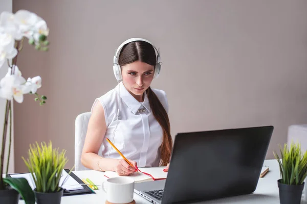 Gericht Duizendjarige Vrouw Luisteren Educatieve Webinar Notities Maken Krijgen Afstand — Stockfoto