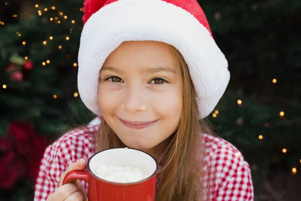 Feliz Natal Retrato Menina Engraçada Chapéu Santa Comer Biscoitos Gengibre — Fotografia de Stock