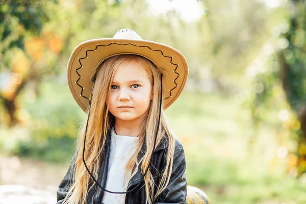 Sonbahar Parkında Kovboy Şapkalı Bir Kızın Portresi Çocuk Ekoloji Sağlıklı — Stok fotoğraf