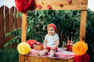 Limonata standı. Limonata satmaya çalışan sevimli küçük kız. Buzlu çilekli limonata ve nane şekeri kavanozlardaki yaz ferahlatıcı içecek gibi. Meyveli soğuk meşrubat. Kavanozda smoothie içen çocuk