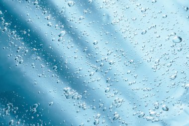 Makro Aloe vera jel kozmetik desen mavi arkaplanı kabarcıklarla kapatın. Limon çimeni cilt bakımı ürünü. Aloe veralı antibakteriyel sıvı, nemlendirici. Güvenli ve çevre dostu.