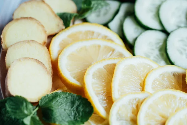 Sassi Wasser Kochzutaten Für Sassi Getränke Zitrone Gurken Ingwerwurzel Minze — Stockfoto