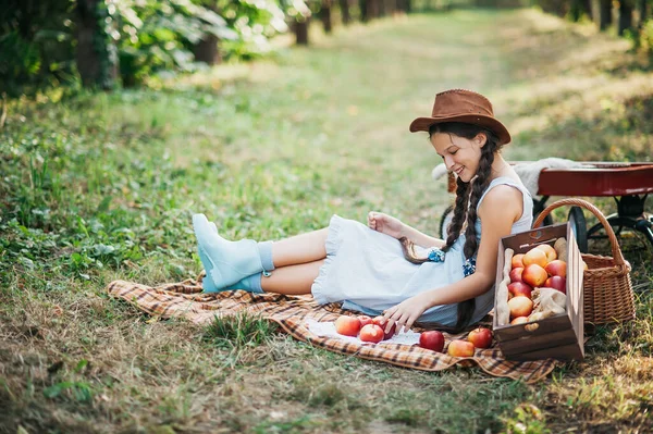 Girl Apple Apple Orchard Beautiful Girl Eating Organic Apple Orchard — Stock Photo, Image