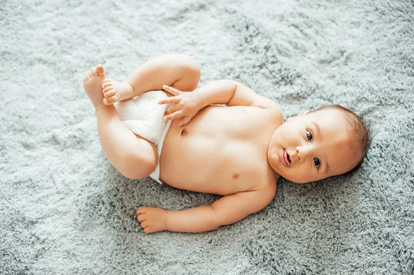 Neugeborenes Entspannt Sich Nach Dem Bad Oder Dusche Bett Kinderkrippe — Stockfoto