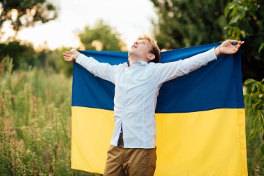 Ukrayna Bağımsızlık Bayrağı Günü. Anayasa günü. Ukraynalı çocuk. Üzerinde Ukrayna 'nın sarı ve mavi bayrağı olan tişörtlü. Ukrayna 'nın bayrak sembolleri. Kiev, Kiev günü