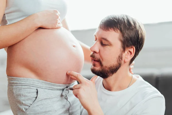 Casal Jovem Esperando Bebê Mulher Grávida Com Marido Feliz Futuro — Fotografia de Stock