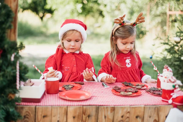 Glückliche Kinder Bereiten Sich Auf Weihnachten Vor Zwei Mädchen Weihnachtsmannfarbenem — Stockfoto