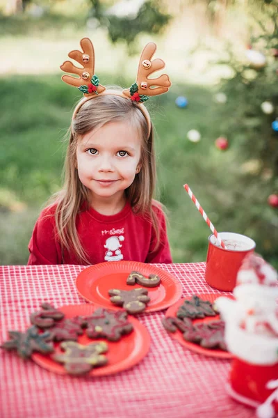 Natal Julho Criança Esperando Natal Madeira Julho Retrato Menina Bebendo — Fotografia de Stock