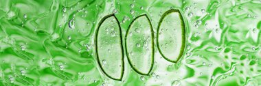 Yeşil arka planda jöle olan Aloe vera dilimleme dokusu. İlaç fabrikası. Düz yatıyordu. Üst Manzara. Doğal bitkisel bitki, cilt bakımı, sağlık ve güzellik merkezi konsepti..
