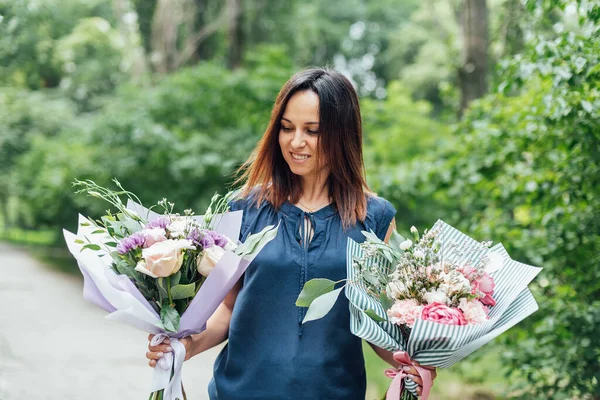 Wanita Penjual Bunga Dengan Dua Karangan Bunga Yang Halus Dari — Stok Foto