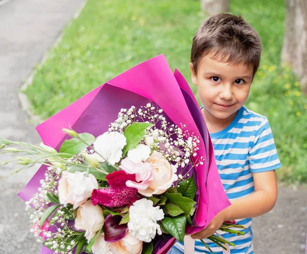 Bonito Menino Segurando Buquê Flores Para Mãe Fora Dia Das — Fotografia de Stock