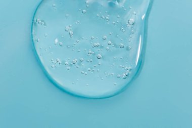 Makro Aloe vera jel kozmetik desen mavi arkaplanı kabarcıklarla kapatın. Limon çimeni cilt bakımı ürünü. Aloe veralı antibakteriyel sıvı, nemlendirici. Güvenli ve çevre dostu.
