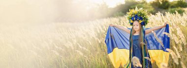 Ukrayna Bağımsızlık Bayrağı Günü. Anayasa günü. Ukraynalı çocuk Ukrayna 'nın sarı ve mavi bayrağıyla tarlada. Ukrayna 'nın bayrak sembolleri. Kiev, Kiev günü