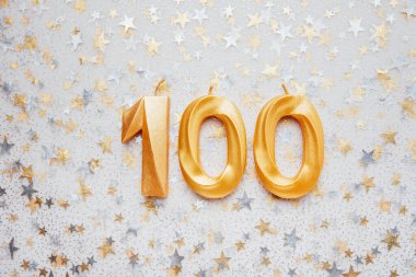 100 takipçi kartı. Sosyal ağlar, bloglar için şablon. Şenlik Arkaplanı 'nda. Sosyal medya kutlama afişi. Çevrimiçi toplum hayranları. 100 kişi abone