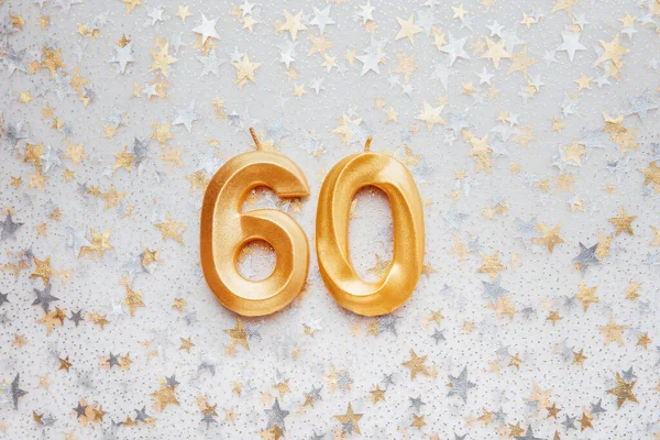 60号金色生日蜡烛在节日背景下 六十岁生日 庆祝生日 重要日期 假日的概念 — 图库照片
