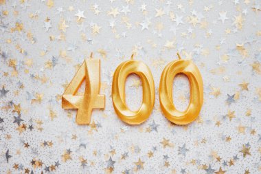 400 takipçi, festivalin arka planında altın doğum günü mumu kartı. Sosyal ağlar, bloglar için şablon. Sosyal medya kutlama afişi. 400 çevrimiçi topluluk hayranı. 400 aboneyim.