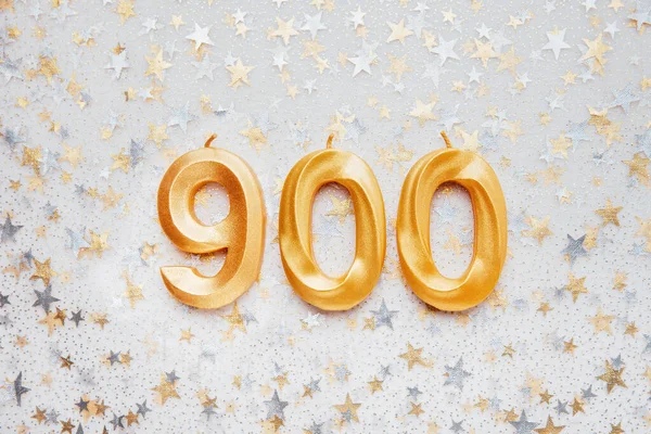 900名追随者在节日背景下卡片上的金色生日蜡烛 社交网络 博客模板 社交媒体庆祝横幅 900名在线社区粉丝 九百名订户 — 图库照片