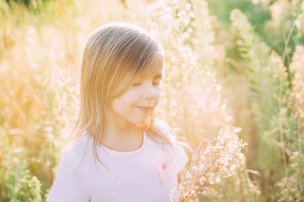 Close Retrato Menina Bonito Feliz Vestido Luz Campo Flores Silvestres — Fotografia de Stock