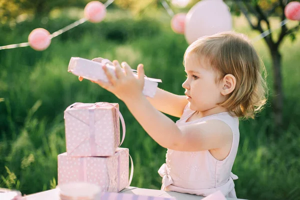 아름다운 정원에 상자가 생일작은 케익먹어 파스텔 장식의 살짜리 아이가 여름날 — 스톡 사진